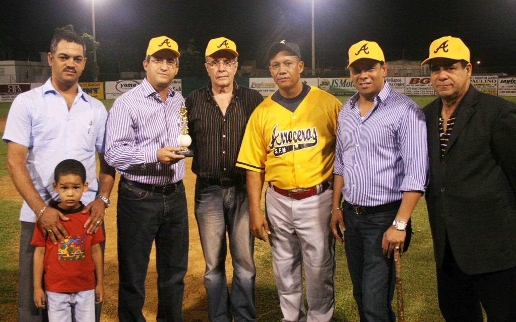 Julio Vargas de Telenord recibe reconocimiento de los Arroceros de San Francisco de Macorís, en la foto figuran el dirigente de los Granjeros de Moca, Robin Lantigua, Machacho González, Erick Then entre otros.